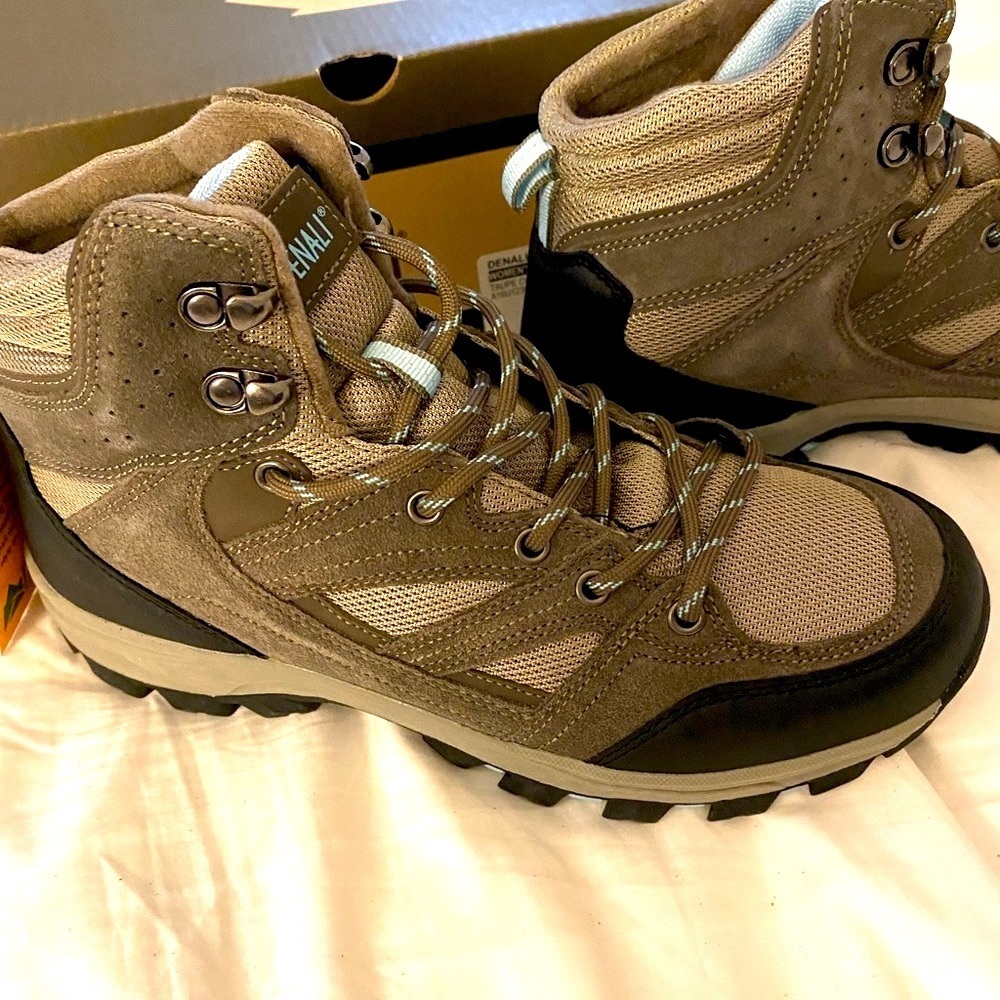 Brand new DENALI “Trailblazer” Women’s Hiking Boots size 8.5 Taupe Combo Color